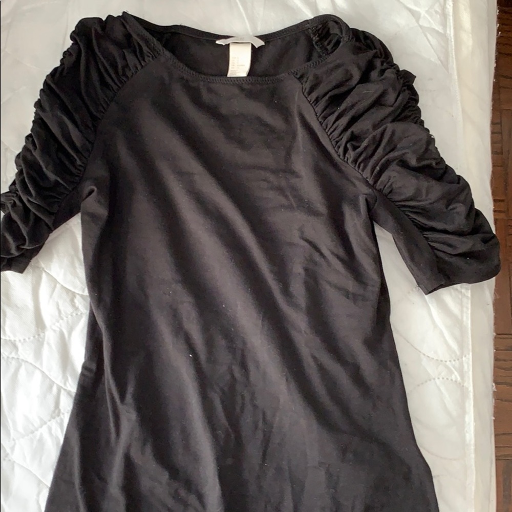 H&M black short sleeve top with rouged sleeves